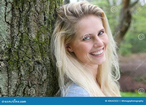 Belle Femme Blonde Souriant Dans La Forêt Photo Stock Image Du Beauté Rire 40642322