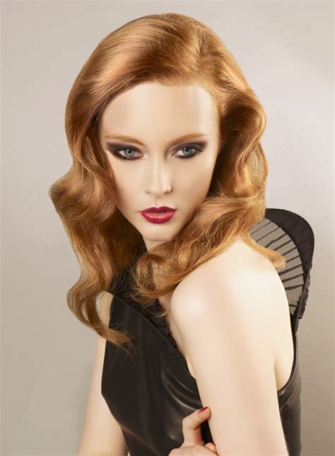 That is why we constantly strive to keep ourselves up to date with the latest styles and trends so that you receive a modern and fashionable hairstyle when you visit us. Retrokapsel voor lang tot halflang koperblond haar