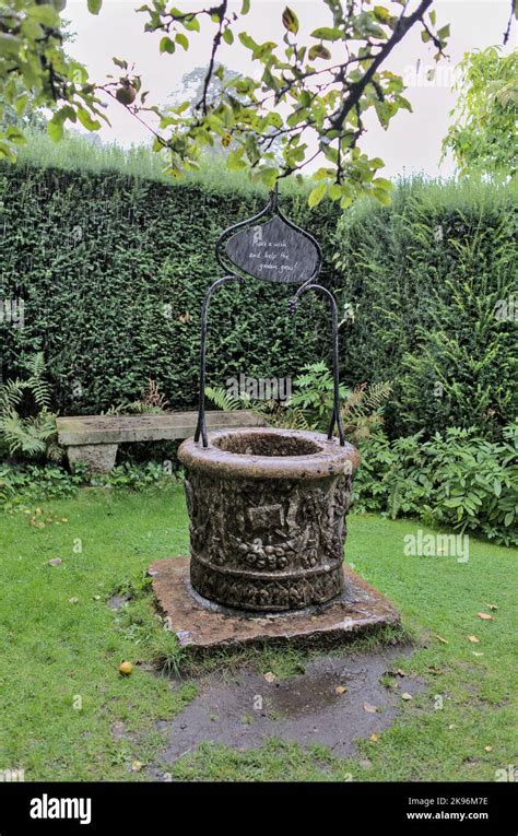 Stone Wishing Well And Bench In Gilbert Whites Hampshire Garden Stock