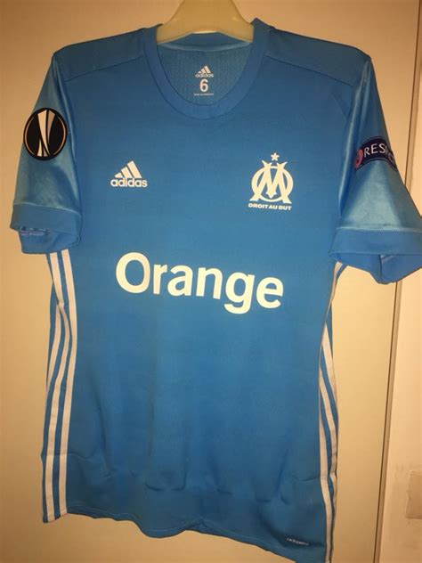 While on the waist there is a logo with the legend do not try to understand it and its founding date: Olympique Marseille Away football shirt 2017 - 2018. Sponsored by Orange