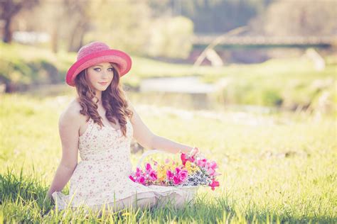 무료 이미지 자연 잔디 사람 식물 소녀 여자 사진술 목초지 햇빛 꽃 무늬의 초상화 봄 로맨스 어린이