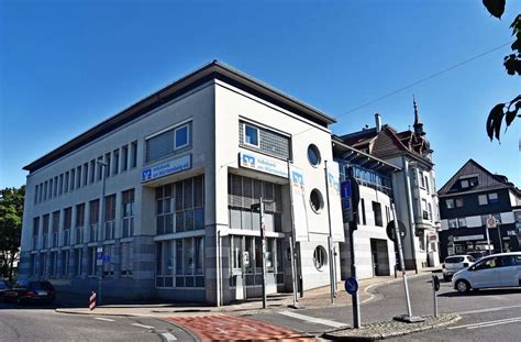 Provider of commercial banking services. Bank in Untertürkheim: Konzentration auf vier ...