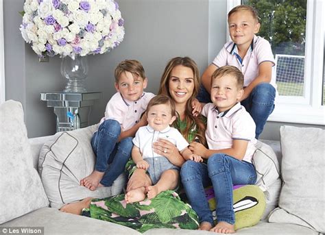 Model danielle lloyd, who is already a mother to four kids, is pregnant again. Danielle Lloyd 'branded a rich b****' after paying to make her next child a girl | Daily Mail Online