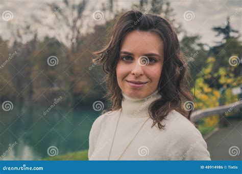 piękna młoda kobieta pozuje w miasto parku zdjęcie stock obraz złożonej z patrzeje sezon
