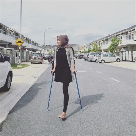 Девушки на костылях Amputee Woman On Crutches Page