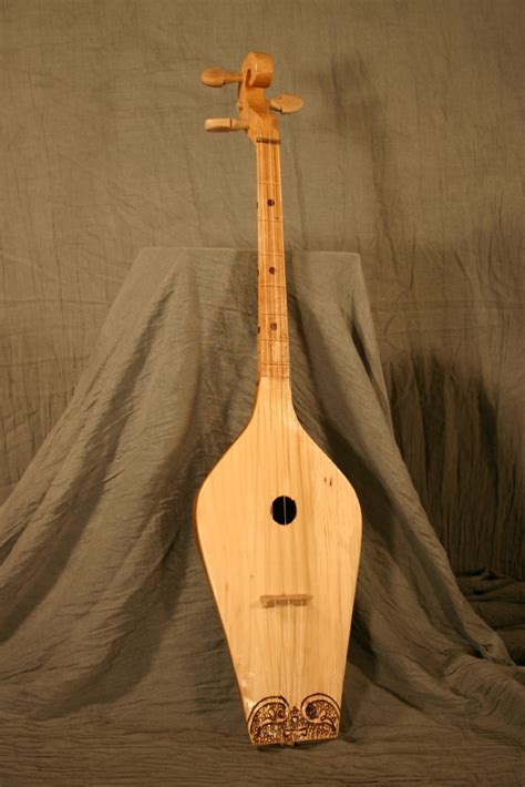 Pandur — pandúr, panduri, s.m. panduri · Grinnell College Musical Instrument Collection ...