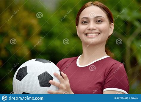 Filipina Femelle Et Bonheur Avec Ballon De Football Au Parc Image Stock Image Du Circulaire