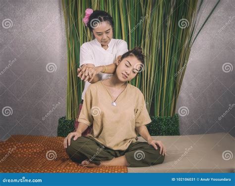 De Vrouwen Krijgt Een Thaise Massage In Kuuroord Stock Afbeelding Image Of Ontspanning Rust
