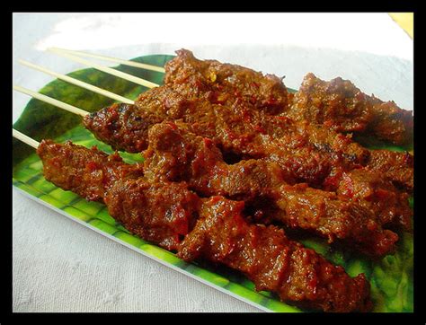 Rawon, kuliner khas jawa timur berisi irisan daging dan kuah kaldu berwarna hitam karena penggunaan keluak. Resep Masakan Sate Komoh Pasuruan | Aneka Resep Masakan