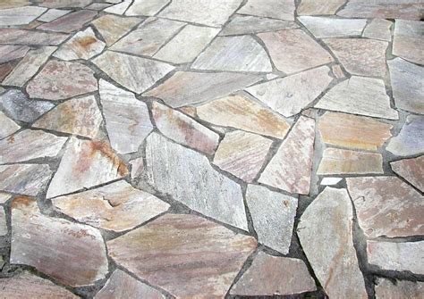 Bei natursteinen sind farbschwankungen zwischen einzelnen platten unvermeidlich. Unregelmäßige Natursteinplatten, Polygonalbelag