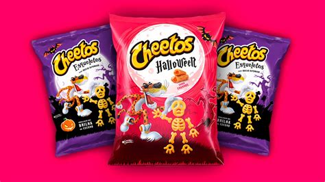 In the early 1990s, chester cheetah's image was added to the packaging. Cheetos sabor churros está chegando para o Halloween.