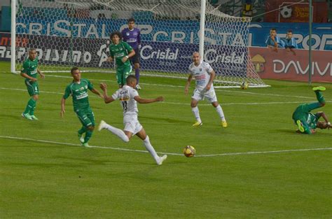 45' foul by david valencia (once caldas). REVISTA LA RED: IMÁGENES DE: ONCE CALDAS: 0 DEPORTIVO CALI: 3