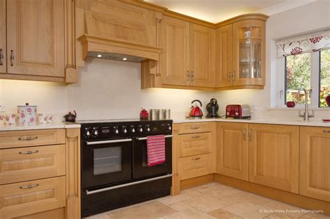 Traditional Oak Kitchen With Raised And Fielded Doors