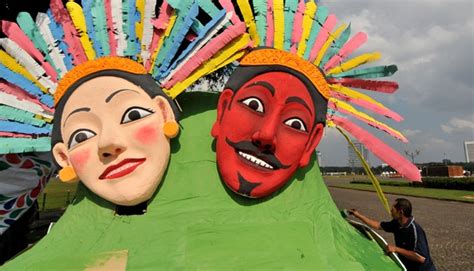Telaga pasir dalam bahasa inggris telaga pasir once upon a time, there lived a married couple of farmer named ki and nyai pasir. Karnaval HUT Jakarta Bertema Asian Games, Pawai 3.000 ...