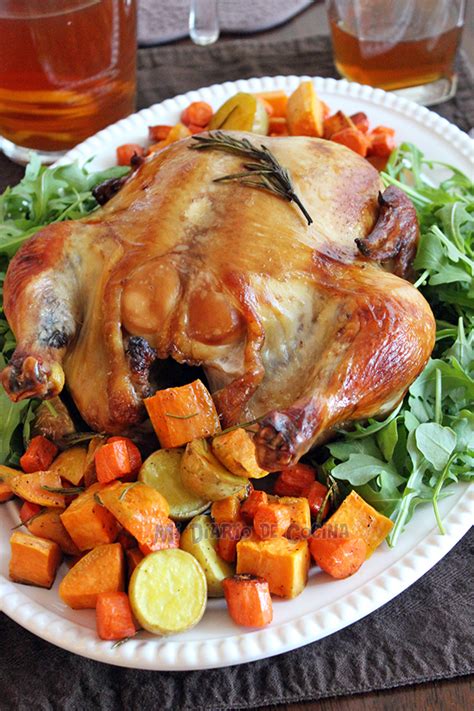 Cocinamos hasta que el pollo quede bien doradito y le damos la vuelta para dejarlo igual por la otra parte, y en ese momento volvemos a echar el resto del aliño sobrante sobre el mismo. Pollo marinado al horno con vegetales - Mi Diario de Cocina