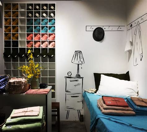 How do you put a bedskirt on an adjustable bed? How To Put A Bed Skirt Without Removing Mattress? In 3 ...