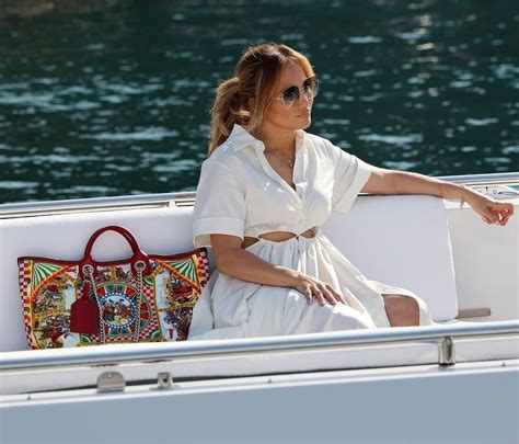 Los Looks De Jennifer Lopez En Italia Son Los Básicos Infalibles Para