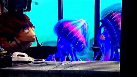 (however, this was an intentional mistake by the filmmakers, as they felt audiences would see that marlin and dory were inside the whale's mouth and not it's stomach if it had a uvula as stage dressing.) Shark Tale: Whale of a Wash scene - YouTube
