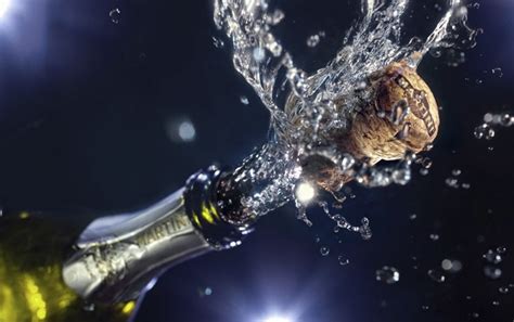 Обои из категории шампанское добавляются ежедневно. Обои брызги, праздник, бутылка, пробка, шампанское ...