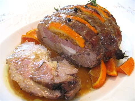 La bistecca alla fiorentina in toscana, l'abbacchio nel lazio, le costolette di vitello nel nord italia e la salsiccia di suino, diffusa nell'intera penisola. Secondi piatti di Natale: Arrosto di maiale alle arance e ...