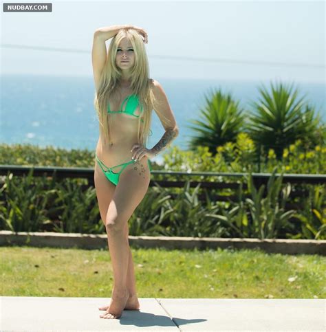 Avril Lavigne Nude Body Wears A Green Bikini Nudbay