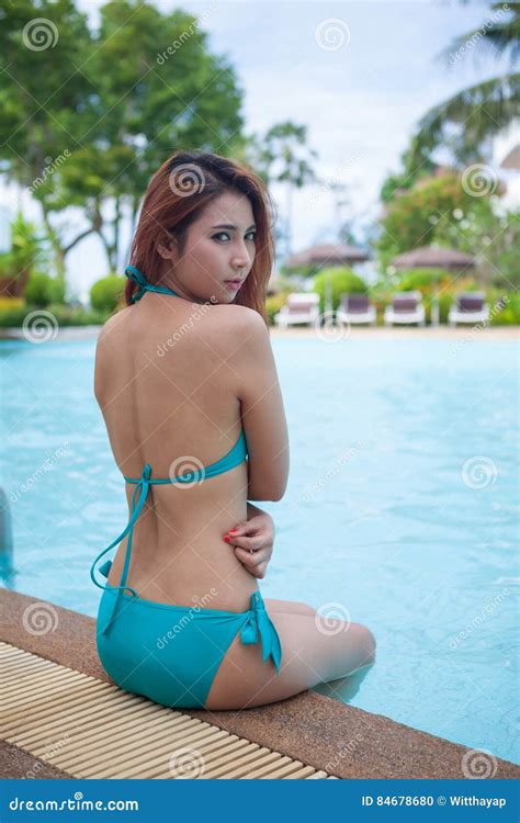 Sexy Asiatisches Mädchen Im Blauen Bikini Der Nahe Schwimmen Sitzt