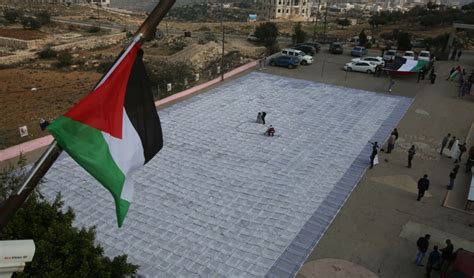 الخليل تحتضن أكبر كوفية فلسطينية في العالم الميادين