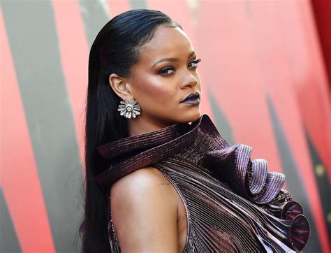 An Unauthorized Album Of Rihanna Songs Has Been Pulled From Itunes