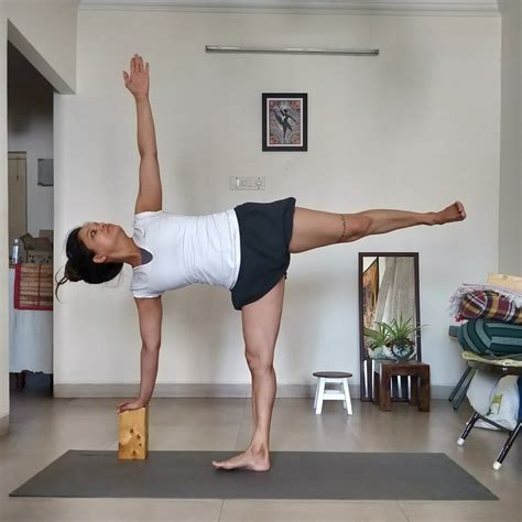 Postura Yoga Ardha Chamdrasana