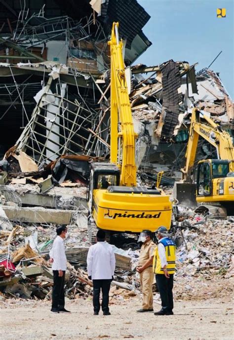Pusat gempa disebut juga dengan istilah hiposenter (hypocenter/hiposentrum) yang berasal dari bahasa yunani υπόκεντρον yang berarti di pusat, adalah titik di dalam bumi yang menjadi pusat gempa bumi. Rumah dan Bangunan Terdampak Gempa Sulbar Bakal Dibantu ...