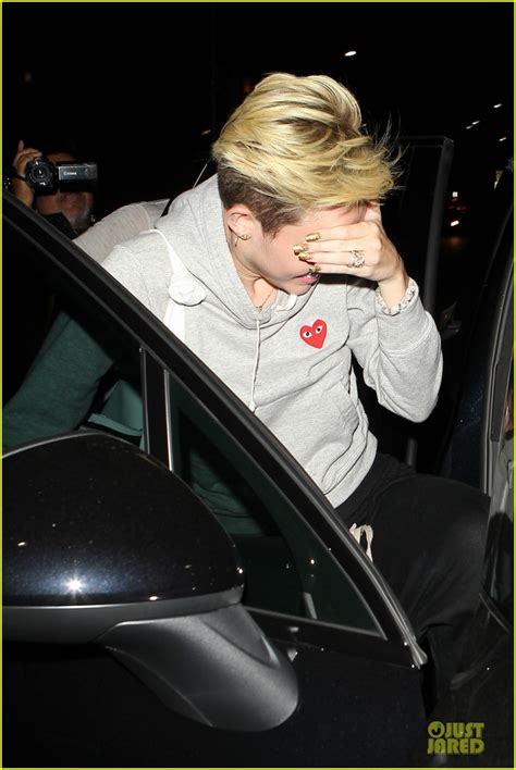 Miley Cyrus Late Night Doctor S Appointment Photo Miley Cyrus Pictures Just Jared