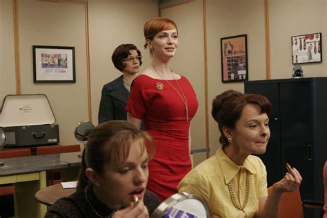 10 Essential Looks From Joan Harris Of Mad Men