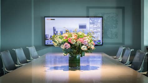 N/a usps is us government agency usps (united states postal service) is the us government's mail service. How an Exquisite Corporate Flower Arrangement Brings ...