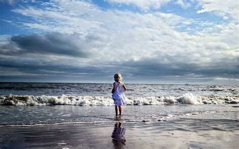 Wallpaper Child Girl Beach Sea Waves 2560x1600 Wallpaperup
