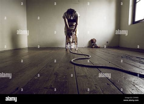 Junge Frau In Einem Leeren Raum An Einen Stuhl Gefesselt Stockfotografie Alamy