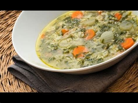 En este breve y sencillo vídeo podréis ver cómo hacer un arroz con verduras. Receta de sopa de arroz con verduras y pollo - Karlos ...
