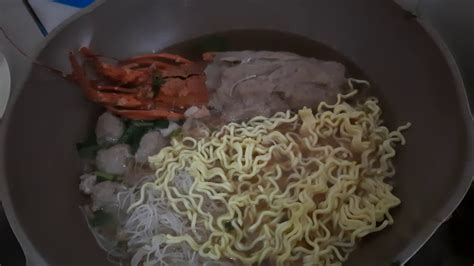 Sore ini abang lagi pengen banget makan bakso btw foodlovers, kalian udah nyobain bakso rusuk joss belum? Viral Bakso lobster jambi - YouTube