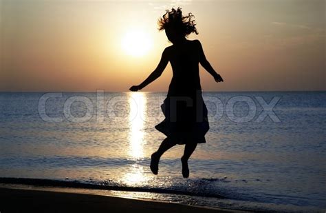Silhouette Der Frau Glücklich Springen Und Tanzen Am Meer Bei