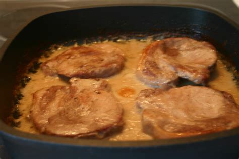 Baked pork chops with cream of mushroom soup—a quick and easy weeknight dinner recipe that goes great with mashed sear the pork chops to get a little crispiness and color. Low Carb Pork Chop with Mushroom Soup - Low Carb Recipe Ideas