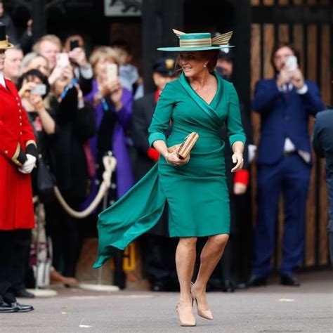 Man sollte meinen, dass queen elizabeth, 95, hohe maßstäbe für ihr personal setzt. Sarah Ferguson, the mother of the bride, wears green dress ...
