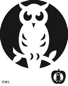 Holzdeko | holzdeko, kreativ / die eulen (strigiformes) sind eine ordnung der vögel, zu der ungefähr 200 arten gezählt werden. Eule Schnitzen Vorlage : Owl Pumpkin Creative Pumpkin ...