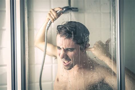 Sabias que tomar la ducha con agua fría no es tan malo después de todo Makía
