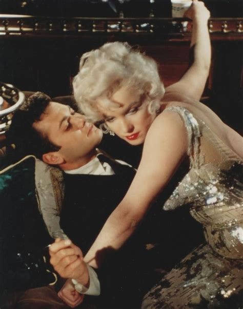 Marilyn Et Tony Curtis Dans L Une Des Sc Nes Du Film S