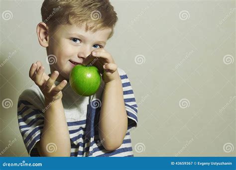 Enfant De Sourire Avec La Pomme Verte Petit Garçon Beau Santé Fruits