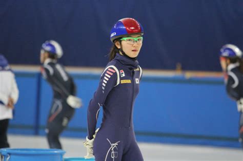대한민국 쇼트트랙 간판 심석희(한국체대)에게 손찌검을 한 코치가 14년 은사인 조재범 코치로 알려졌다.19일 빙상계에 따르면 심석희는 16일 심석희 발굴 및 14년 지도…과거 다정했던 모습 보니. '쇼트트랙 여왕' 심석희, 월드컵에서 금메달 획득 - 오마이스타