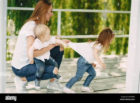 Une Jeune Et Belle Maman Poil Long Dans Le Parc Avec Son Beau Petit