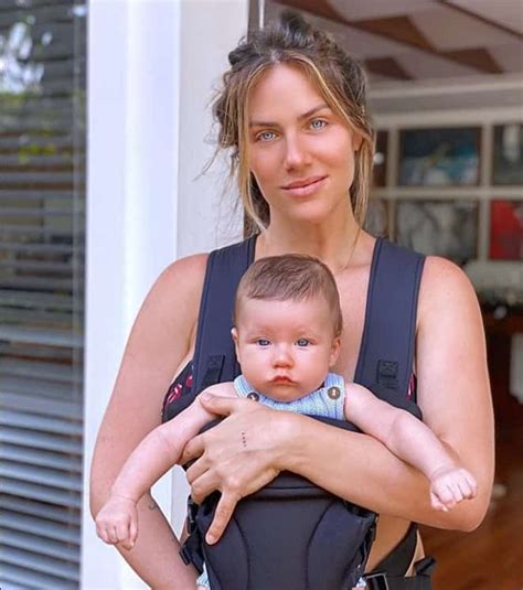 Giovanna Ewbank Posa Com Seu Bebê Com Gagliasso é O Clone Do Pai