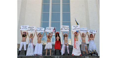 En Ukraine Elles Manifestent Seins Nus Pour Protester Contre Le Sexisme