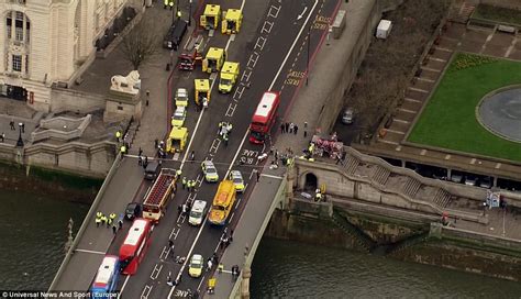 London Terror Attacker Speeds Along Westminster Bridge Daily Mail Online