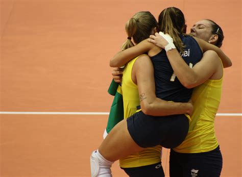 Baixe agora o aplicativo vôlei brasil, faça seu cadastro e receba todas as novidades das competições, alertas dos seus jogos favoritos, além de assistir a vídeos ao vivo. Brasil emocionado en voleibol de sala | Vôlei feminino ...